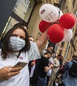 Акция в поддержку жителей Белоруссии, которые протестуют против официальных результатов президентских выборов, у здания отделения посольства Белоруссии в Санкт-Петербурге