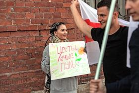 Акция в поддержку жителей Белоруссии, которые протестуют против официальных результатов президентских выборов, у здания отделения посольства Белоруссии в Санкт-Петербурге