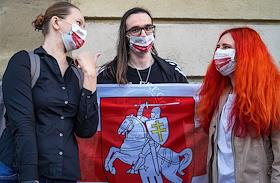 Акция в поддержку жителей Белоруссии, которые протестуют против официальных результатов президентских выборов, у здания отделения посольства Белоруссии в Санкт-Петербурге