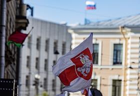 Акция солидарности в поддержку жителей Белоруссии, которые протестуют против официальных результатов президентских выборов, у здания посольства Белоруссии в Санкт-Петербурге
