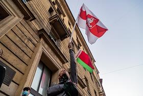 Акция солидарности в поддержку жителей Белоруссии, которые протестуют против официальных результатов президентских выборов, у отделения посольства Белоруссии в Санкт-Петербурге
