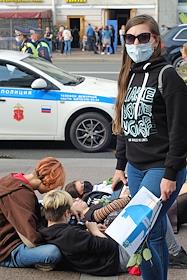 Акция 'Кормим голубей' в поддержку протестующих в Белоруссии и Хабаровске прошла в Санкт-Петербурге