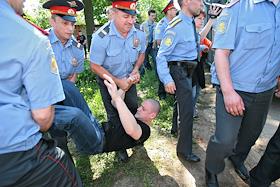 Акция протеста в поддержку жителей микрорайона противостоящих строительству рейдерству столичных властей в Южном Бутово. Организатор - партия 'Яблоко'.
