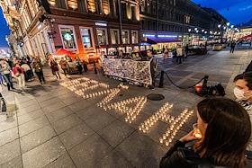 Ежегодная акция памяти жертв теракта в Беслане прошла на Малой Садовой улице в Санкт-Петербурге