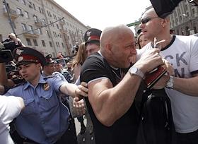Активисты гей-движения у здания московской мэрии, чтобы передать петицию с призывом разрешить гей-парад в Москве