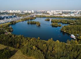 Жанровая фотография. Территория набережной правого берега Москвы-реки в районе Строгино