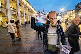 Активисты в масках Путина раздают прохожим поздравительные открытки. Задержаны 4 человека, среди них: Мария Зинченко, Владимир Василенко и Дмитрий Колишинский, Александра Середа