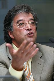 Президент банка 'Home Credit' Е.Бернштам на пресс-конференции, посвященной подписанию соглашения о стратегическом сотрудничестве банка 'Home Credit' и розничной сети по продаже бытовой техники и электроники 'Эльдорадо' в Риа Новости. Учавствует также вице-президент сети 'Эльдорадо' Б.Ван дер Вельде. 
