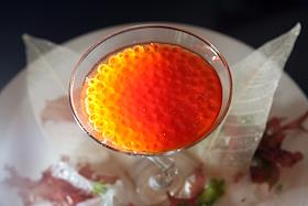 Икра 'Тобико' в ресторане 'Цветение сакуры'