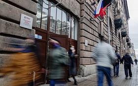 Главный вход корпуса СЗИУ РАНХиГС на Среднем проспекте ВО 57/43, где находятся факультеты дополнительного профессионального образования (ФДПО), государственного и муниципального (ГиМУ), а также международных отношений и политических исследований (ФМОПИ)