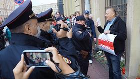Пикеты в поддержку белорусской оппозиции у здания отделения посольства Республики Беларусь
