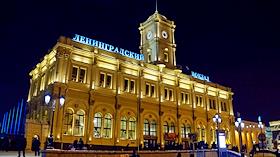 Комсомольская площадь ночью, вокзалы, новогодняя ёлка в зале Ленинградского вокзала