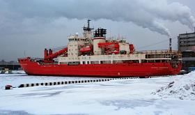 Научно-экспедиционное судно «Академик Трёшников» у причала Морского вокзала под погрузкой перед отходом в Антарктиду