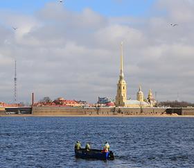 Рыбаки в лодке ловят рыбу корюшку в Неве