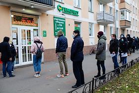 Желающие сдать тест на COVID-19 в лаборатории Гемотест