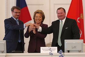 11-й Международный Экономический Форум. В Смольном подписано Соглашение о сотрудничестве по созданию Международной товарно-сырьевой биржи в Санкт-Петербурге между Министерством экономического развития и торговли России, Правительством Санкт-Петербурга и Нью-Йоркской товарно-сырьевой биржей. Соглашение подписали губернатор В.И. Матвиенко, министр Г.О. Греф и президент, исполнительный директор Нью-Йоркской биржи Джеймс Ньюсом.             

