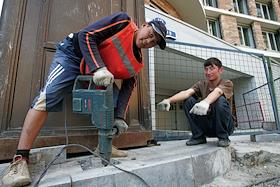 Гастарбайтеры на стройке в Брюсове переулке