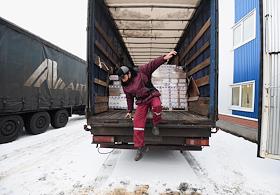 Отправка 89-го продовольственного праздничного конвоя с новогодними подарками, предназначенными детям Донецкой и Луганской республик