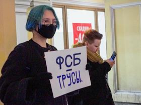 Одиночный пикет у Гостиного Двора. Несогласованная акция в поддержку требования открытия уголовного дела по факту предполагаемого отравления политика Алексея Навального