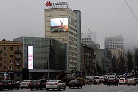 Реклама китайской фирмы Huawei на здании на бульваре Тараса Шевченко в центре Киева