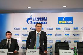 Пресс-конференция заместителя председателя правления OAO 'Газпром', генерального директора OOO 'Газпром экспорт' А.Медведева и председателя директората фирмы 'ВИНГАЗ ГмбХ' Р.Зеле в здании ООО 'Газпром экспорт'.

