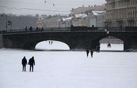 Люди гуляют по льду замерзшей реки Фонтанки