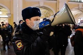 Акция в поддержку оппозиционера Алексея Навального у станции метро 'Гостиный двор'. Алексей Навальный был задержан вечером 17 января на паспортном контроле в аэропорту Шереметьево после возвращения в Россию. Химкинский суд Москвы оставил блогера Алексея Навального под стражей на 30 суток, до 15 февраля