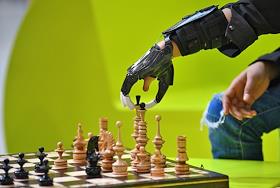 Презентация комикса 'КибиБой' от компании 'Моторика', резидента Кластера биомедицинских технологий Фонда 'Сколково', состоялась в Технопарке 'Сколково'. В ходе мероприятия несколько человек получат новые технологичные киберпротезы