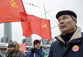 Коммунистический митинг, проходящий у крейсера Аврора в Санкт-Петербурге