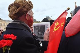 Торжественная церемония возложения венка и цветов к месту захоронения советского, партийного, государственного и военного деятеля Иосифа Сталина, в связи с 68-й годовщиной со дня его кончины, на Красной площади