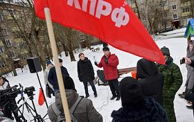 Встреча депутата Государственной думы России от КПРФ Валерия Рашкина с избирателями по вопросу экологии, градостроительной политики и социально экономических прав граждан во дворе жилого дома района Западного Дегунино