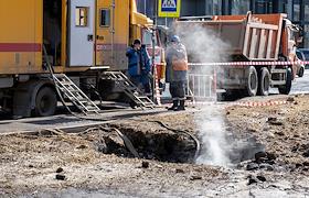 Ликвидация прорыва трубы на Исполкомской улице в Санкт-Петербурге