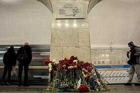 Мемориальная доска в память о жертвах теракта 3 апреля 2017 года, установленная в перронном зале метро 'Технологический институт' в Санкт-Петербурге