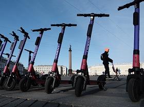 Стоянка шеринговых электро-самокатов на Дворцовой площади