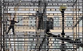 Подготовка к празднованию 76-й годовщины победы в Великой Отечественной Войне. Установка металлических конструкций на Дворцовой площади