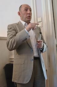 Новый директор Михайловского театра и глава группы фруктовых компаний JFC Владимир Кехман на пресс-конференции посвященной планам бизнесмена