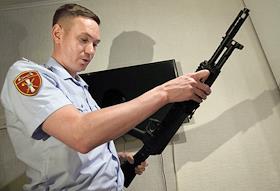 Проверка владельцев гражданского оружия сотрудником Росгвардии