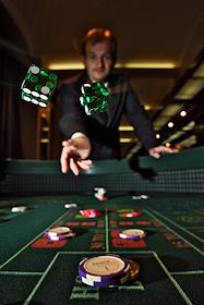 Игра в крэпс (кости) в казино 'Европа'