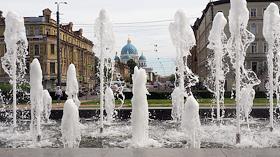 Жанровые фотографии. Виды Санкт-Петербурга. Струи фонтана на фоне Троицкого собора