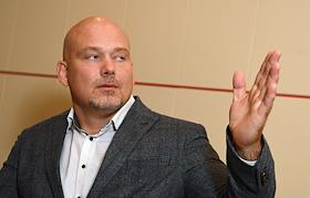 Заместитель директора ИК 'ФИНАМ' Ярослав Кабаков во время интервью