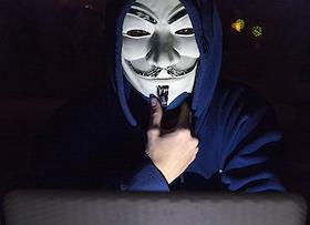 Жанровые фотографии. Имитация хакера за работой. Информационная и компьютерная безопасность