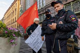 Одиночный пикет пожилой женщины, сторонницы возрождения СССР на Малой Садовой улице в день тридцатилетия образования ГКЧП