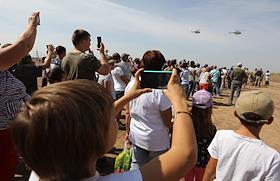 Показательные выступления разведывательных подразделений по рукопашному бою и тактические эпизоды от танкистов Южного военного округа: «танковый вальс», действия спецназа на автомобилях «Тайфун» и «Тигр», демонстрация боевых возможностей мотострелкового взвода, показ технических возможностей БРЭМ-Л. ГАУ ВО 'Авиационно-спортивный клуб имени Героя Советского Союза А.М.Числова'