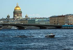 Виды Санкт-Петербурга. Отдыхающие в Новой Голландии. Набережная лейтенанта Шмидта