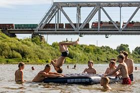 Город Буй, отдыхающие на городском пляже, на берегу реки Костромы