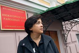 Бывший директор гимназии №24 Елена Моисеева, уволенная по политическим мотивам, перед судебным заседанием у Нижегородского районного суда