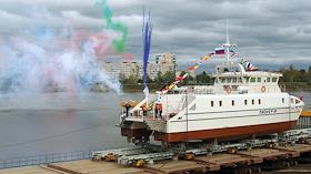 Церемония спуска на воду инновационного научно-исследовательского судна 'Пионер-М' на судостроительном заводе в поселке Понтонный