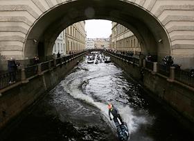 Аквашоу в Санкт-Петербурге в честь празднования Дня туризма