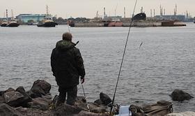 Буксировка атомной подводной лодки К-3 'Ленинский комсомол' из Санкт-Петербурга в Кронштадт для установки в развлекательном парке 'Остров фортов'