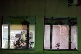 15 лет со дня убийства журналиста Анны Политковской. Акция памяти журналистки Анны Политковской у дома, где она жила и была убита и здания редакции 'Новая газета'. Возложение цветов к мемориальной доске